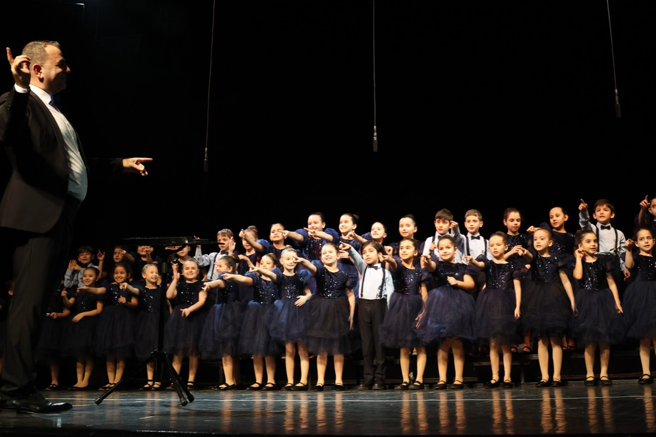 Bursa Nil&uuml;fer&rsquo;de &uuml;&ccedil; koro aynı sahnede buluştu