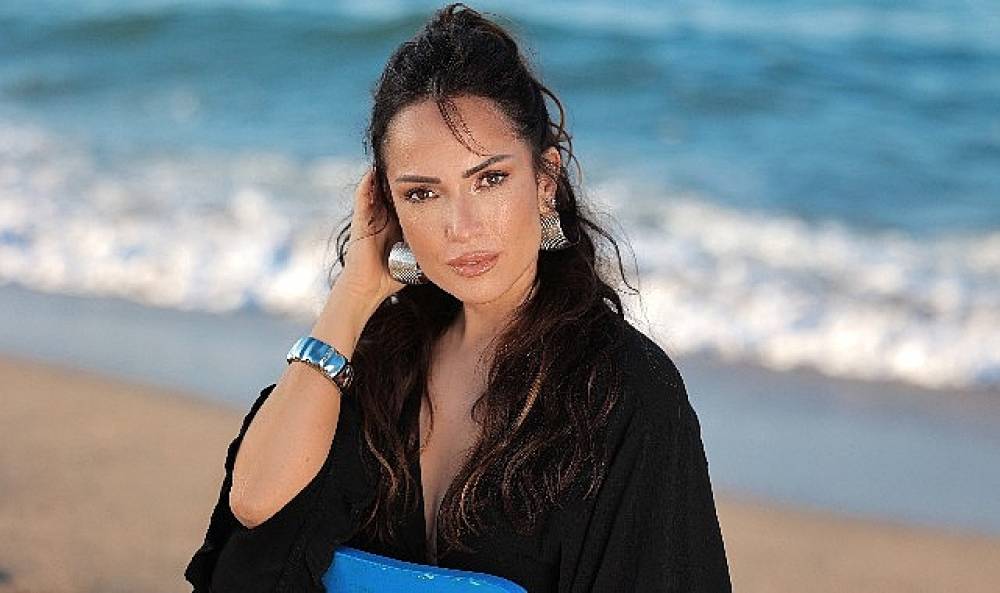 F&uuml;sun Batum'dan, Ayla &Ccedil;elik imzalı Gecenin K&ouml;r&uuml;nde'ye aşk kokan yorum