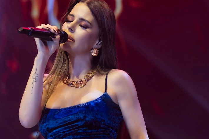 Mavi elbiseli Simge g&ouml;z kamaştırdı