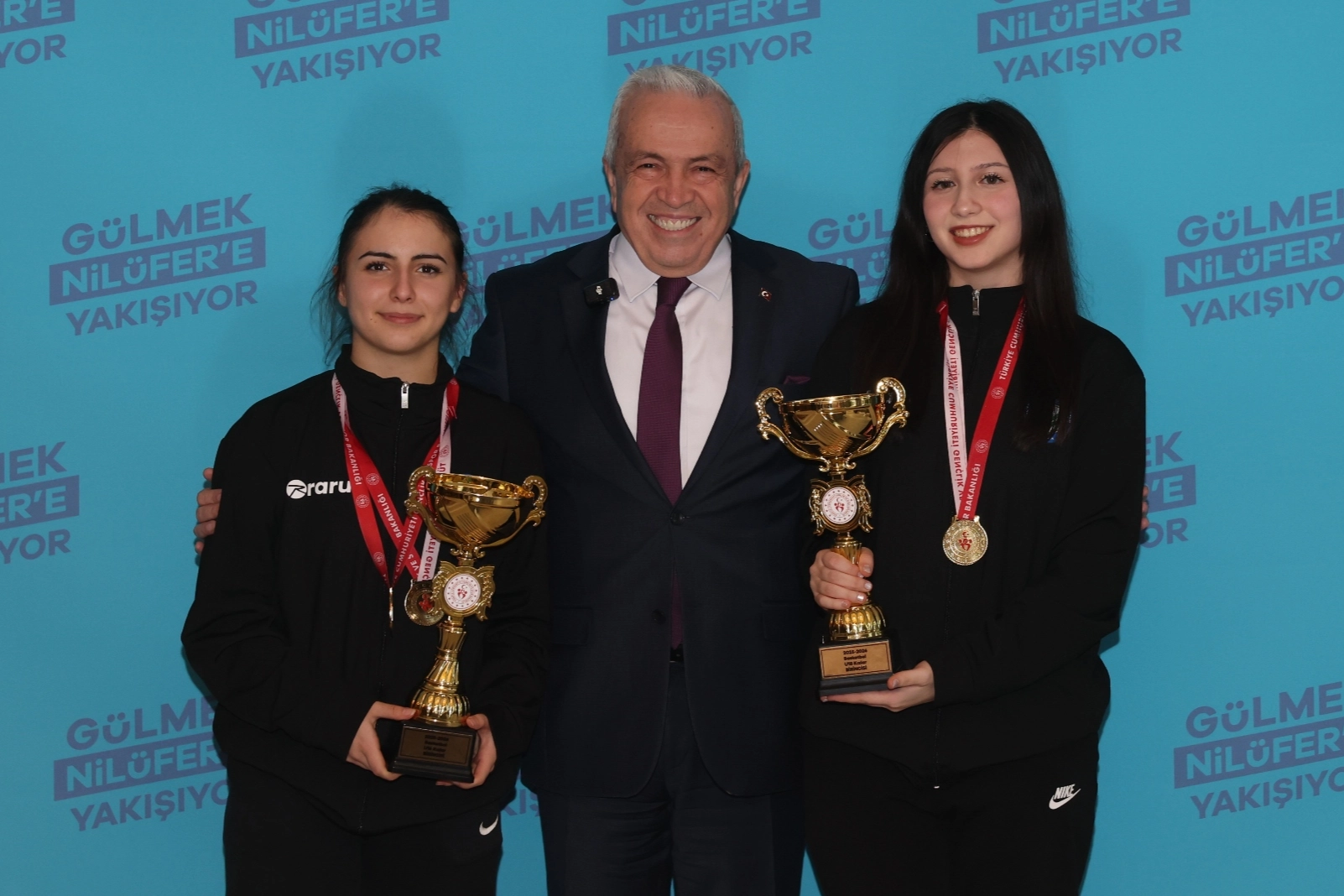 Nil&uuml;fer'in şampiyon kızlarından Başkan &Ouml;zdemir'e kupa ziyareti