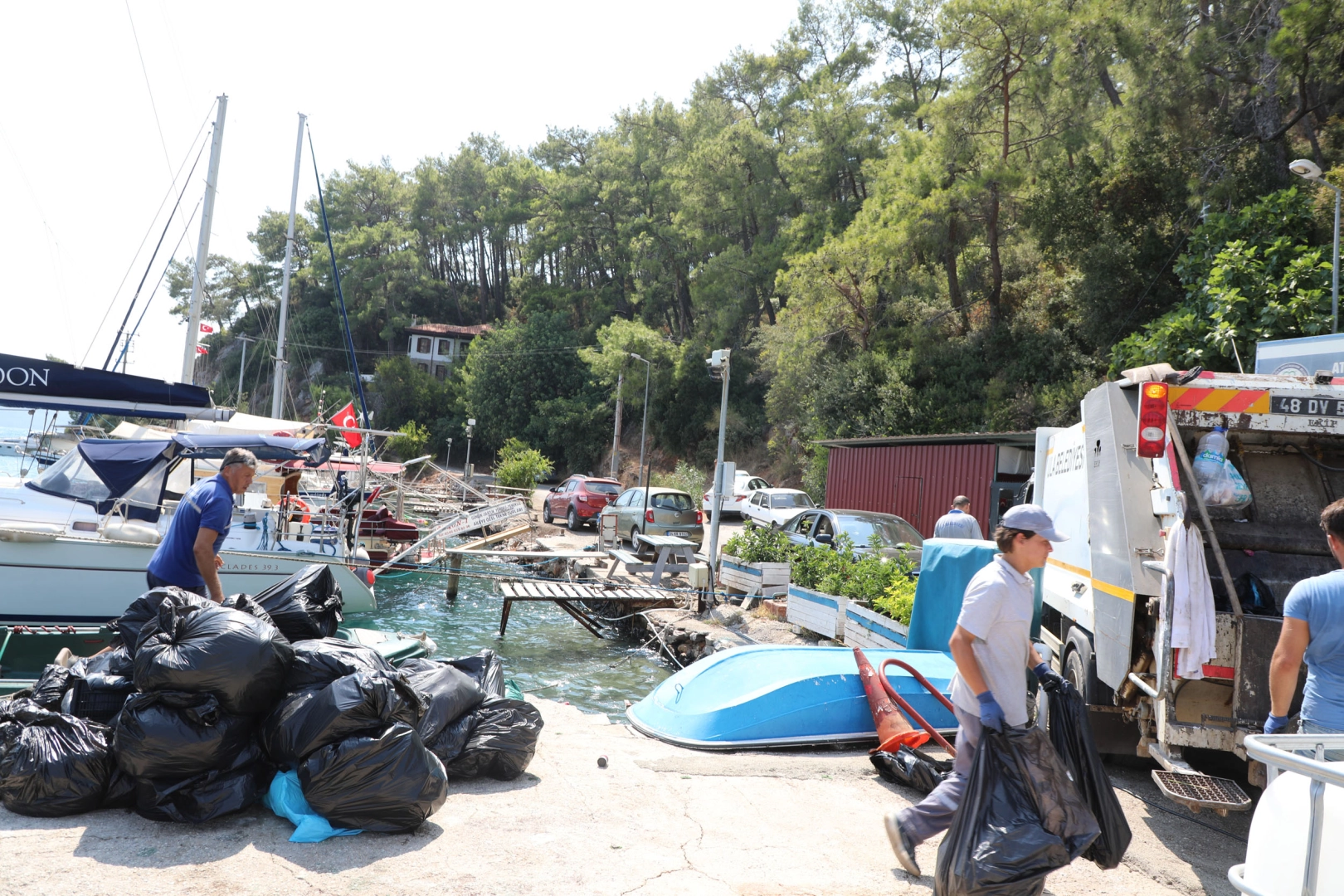 Muğla’nın eşsiz koylarında 31 ton atık toplandı