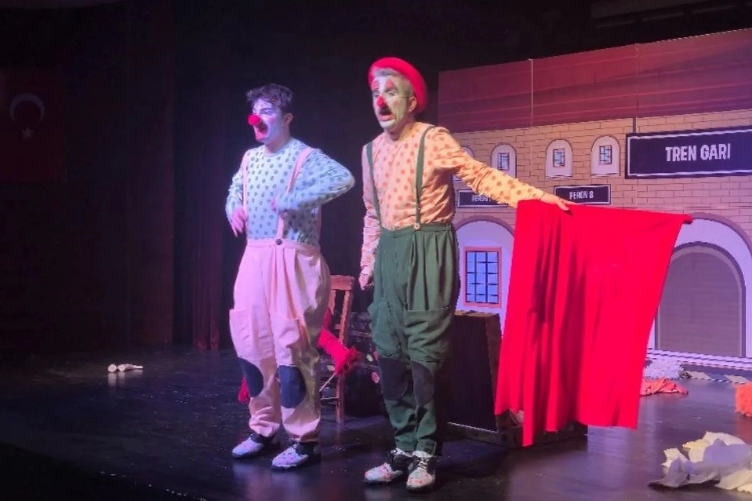 &ldquo;İki Bavul Dolusu&rdquo; minik tiyatroseverlerle buluştu