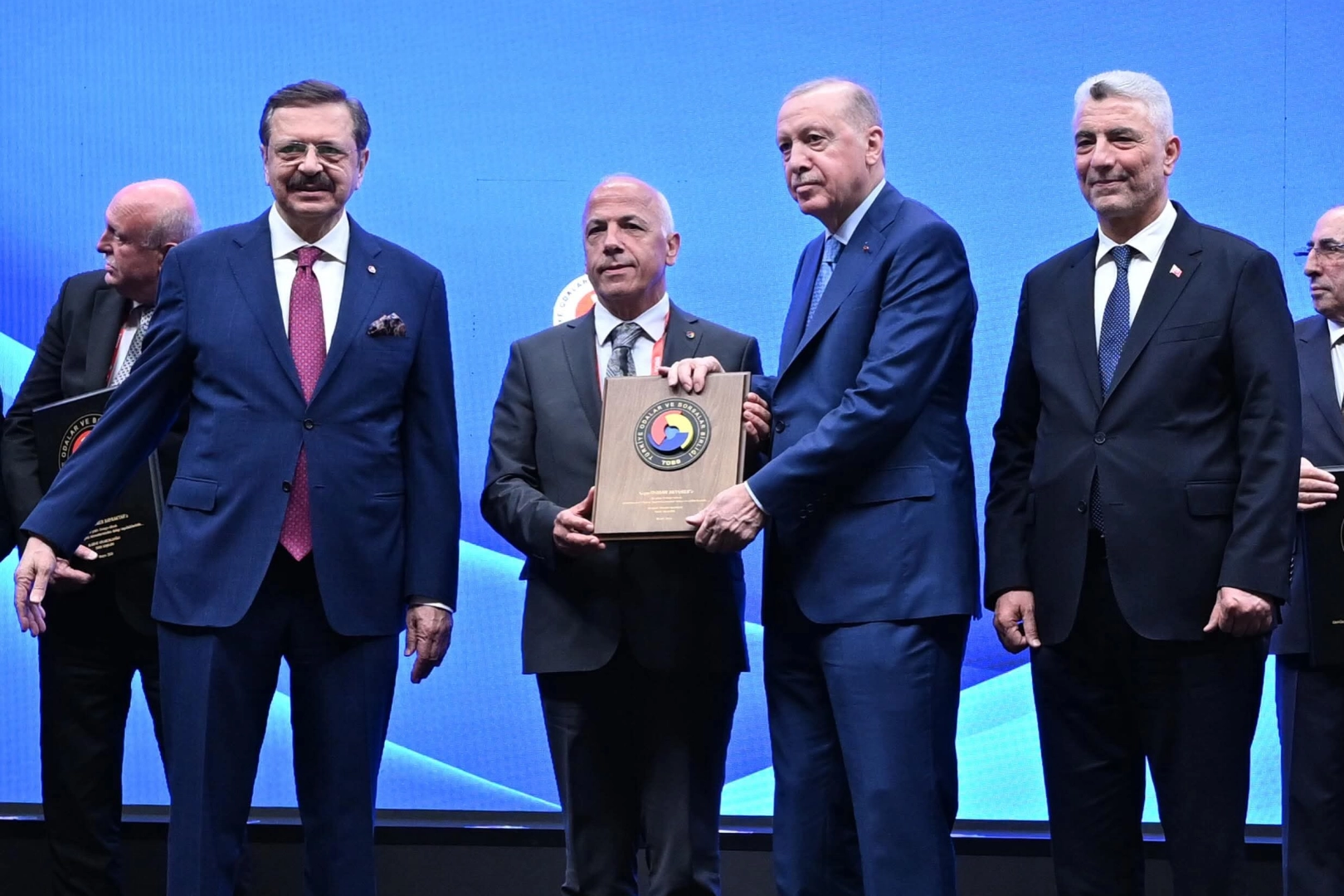 TOBB'dan Artvin Ticaret Borsası Başkanı Aky&uuml;rek&rsquo;e hizmet şeref plaketi