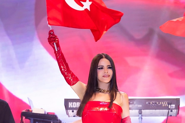 Kırmızının 'Simge'si... Kırmızı O'na &ccedil;ok yakışıyor