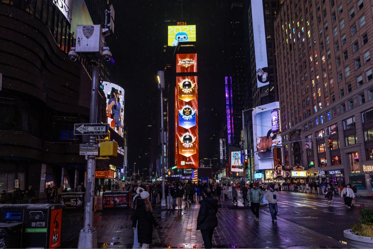 Gen&ccedil;lerin sosyal yaşamları globalleştiğinde: WePlay, Times Meydanı'nı aydınlatıyor