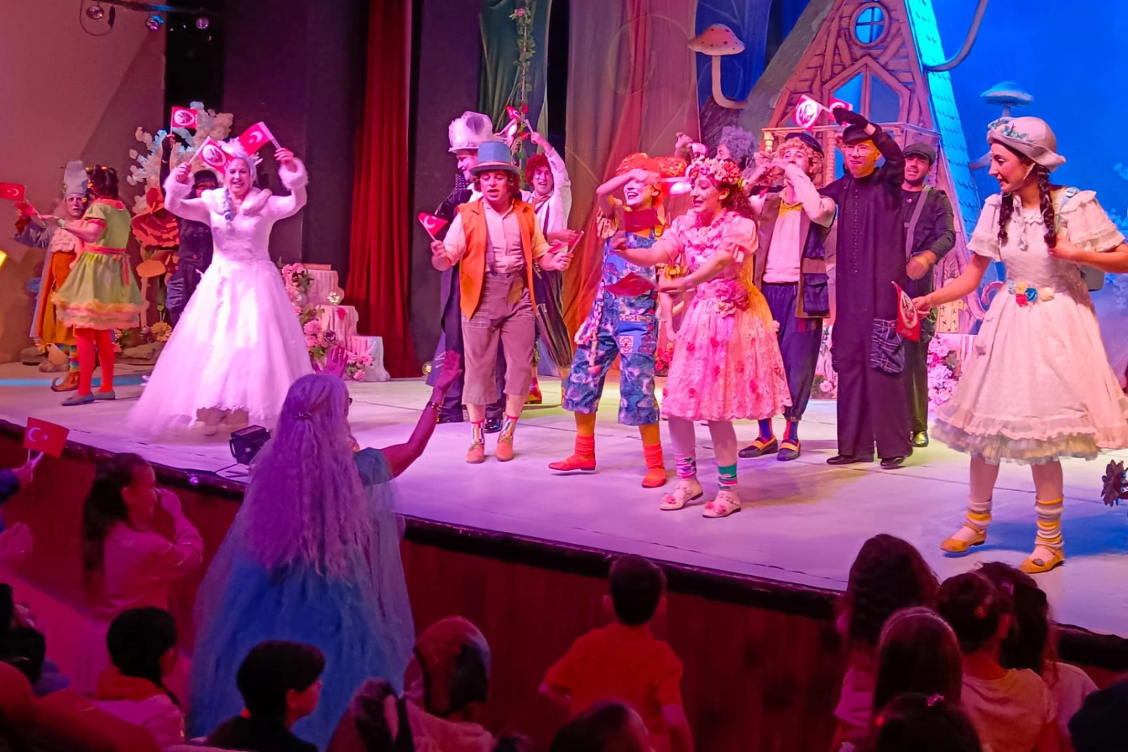 Bursa Devlet Tiyatrosu 23 Nisan&rsquo;ı &ldquo;Bencil Dev&rdquo; ile kutladı &nbsp;