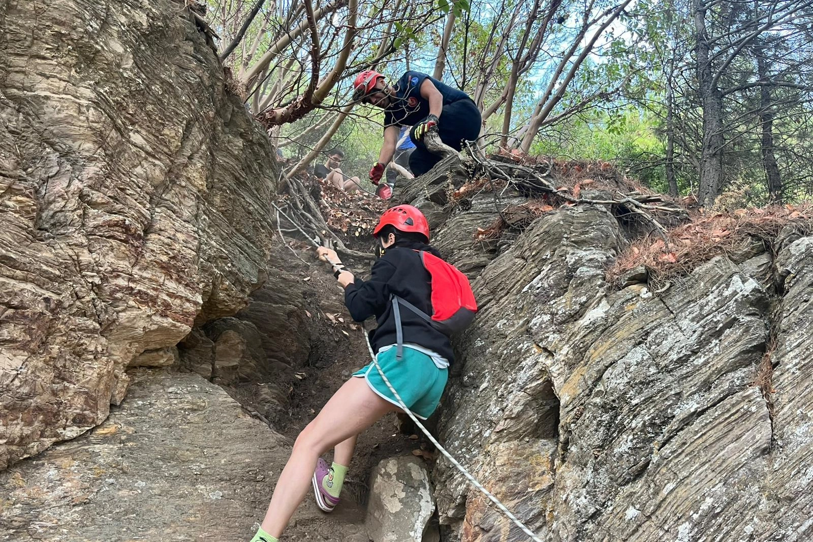 İzmir'de kayalıklarda mahsur kalan üç gence itfaiye müdahalesi