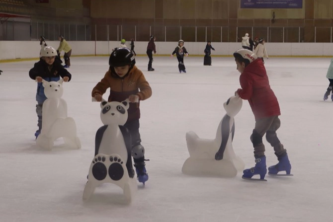 İstanbul'da Maltepeli &ccedil;ocuklar buz pistinde