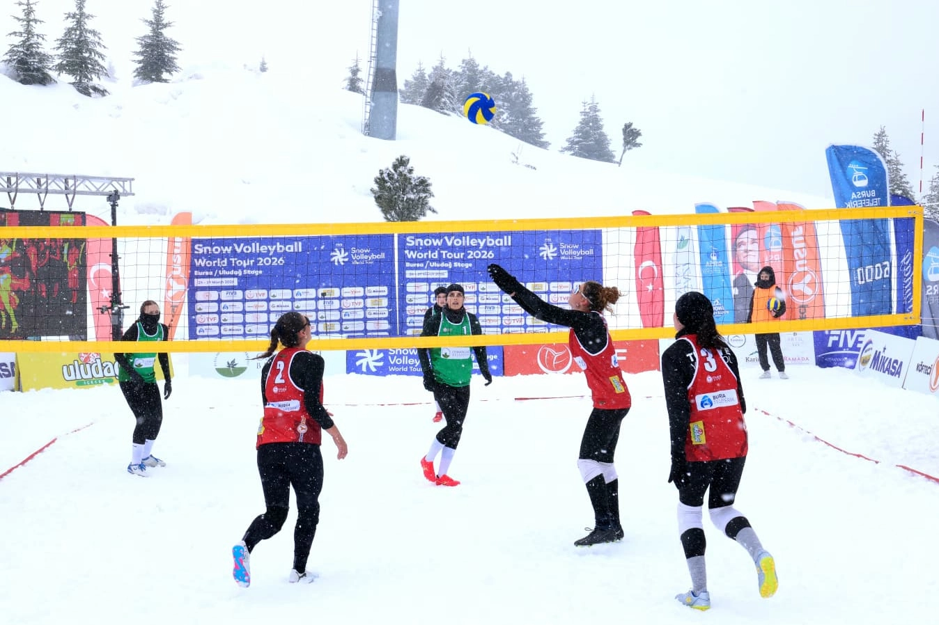 Bursa Osmangazi&rsquo;den Uludağ&rsquo;da nefes kesen kar voleybolu ş&ouml;leni