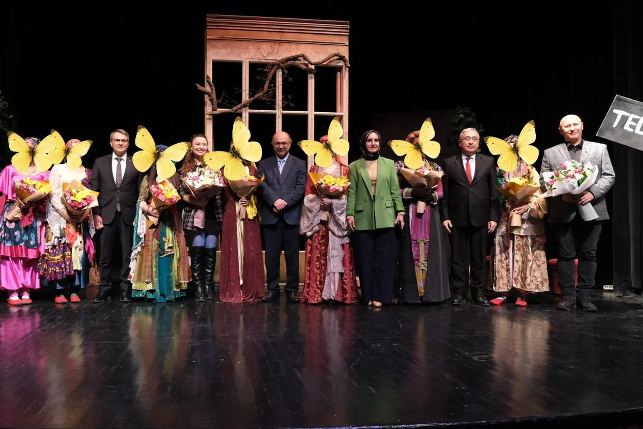 Devlet Tiyatroları &ccedil;ocukları masal dolu yolculuğa &ccedil;ıkarıyor